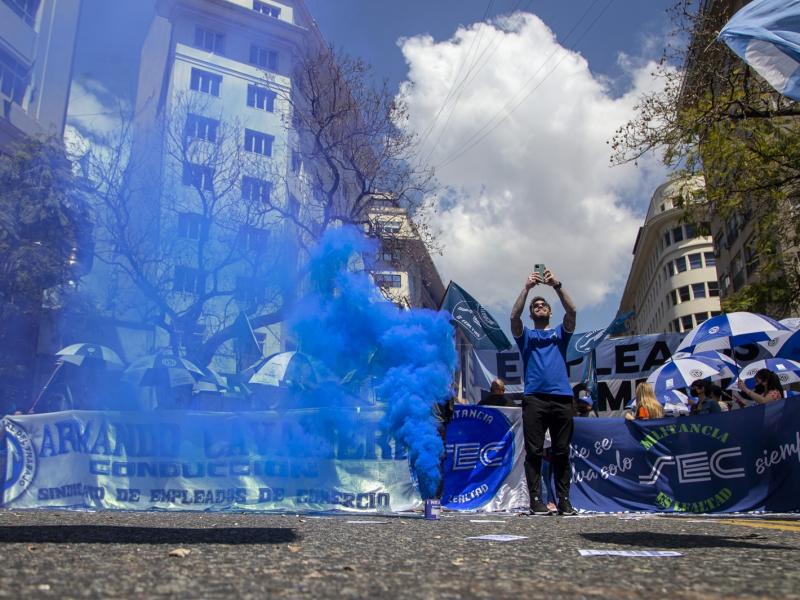 Crisis salarial: una encuesta revela que casi 9 de cada 10 argentinos creen que un solo empleo ya no alcanza