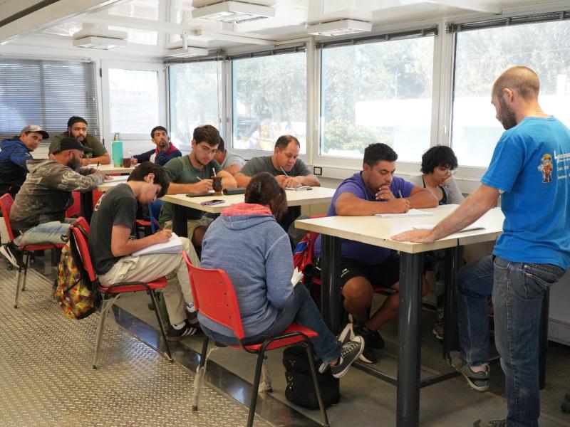 La brecha educativa impacta en el empleo: escasean graduados terciarios y el secundario ya no alcanza