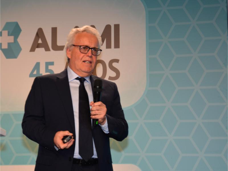 Crecen las versiones sobre una inminente salida de Claudio Stivelman de la Superintendencia de Salud y los gremios analizan acciones judiciales