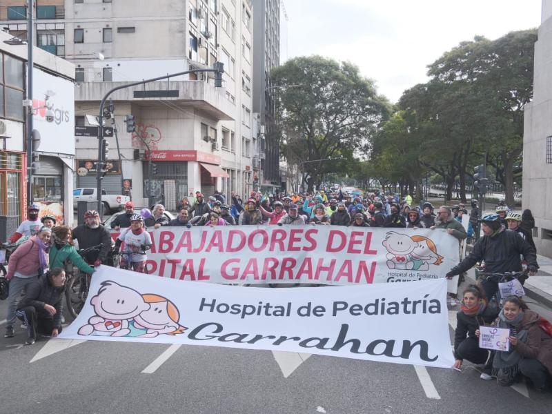 Bicicleteada por la vida: familias de pacientes respaldaron el reclamo salarial en el Hospital Garrahan