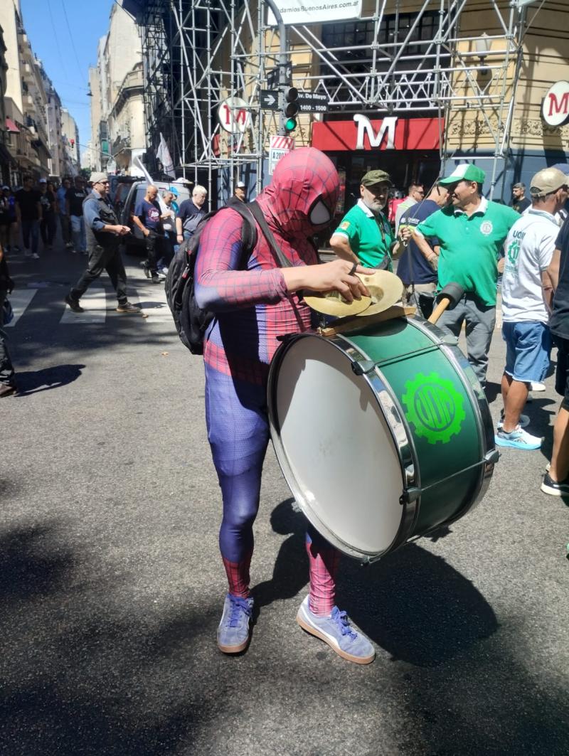 Reforma Laboral en el Senado: fuerte movilización sindical y hasta “Spiderman” apareció en defensa de los trabajadores junto a la UOM