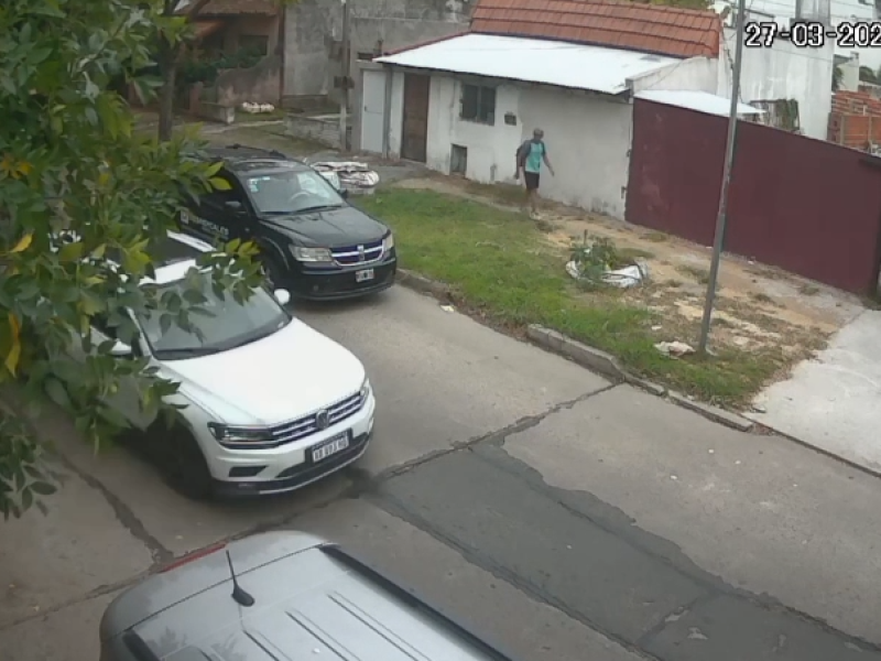 Alerta vecinal en La Plata: registran a un sospechoso que “marca” viviendas para futuros robos