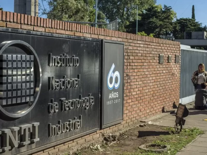 Denuncian un plan de más de 700 despidos en el INTI y advierten sobre un “vaciamiento” del organismo