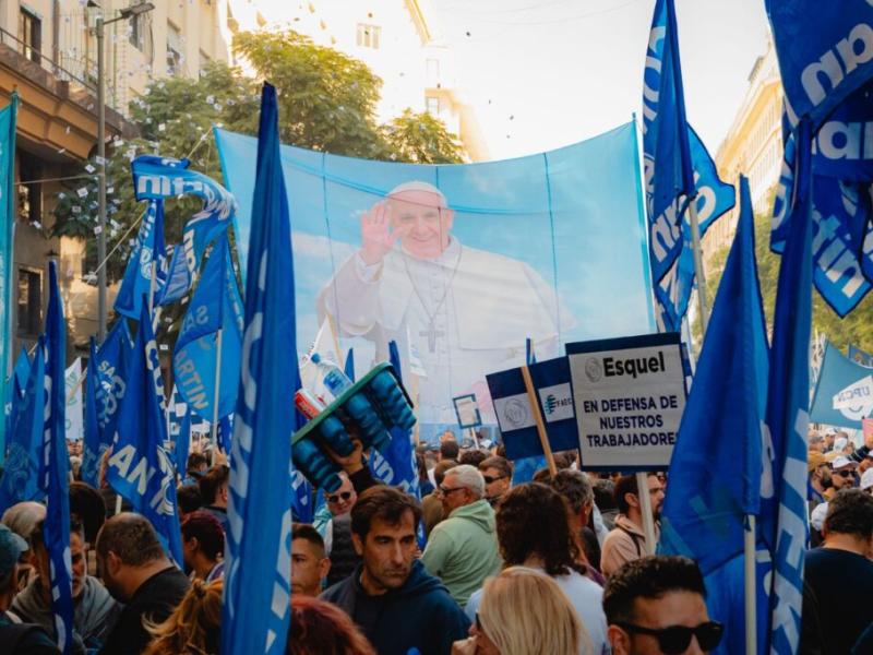 Comercio movilizó una columna masiva en la marcha de la CGT y evocó el legado del Papa Francisco