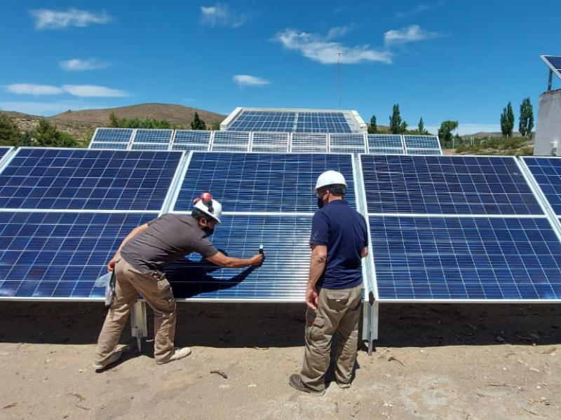El Gobierno elimina cargos extra para usuarios que generan energía renovable y alienta la inyección a la red