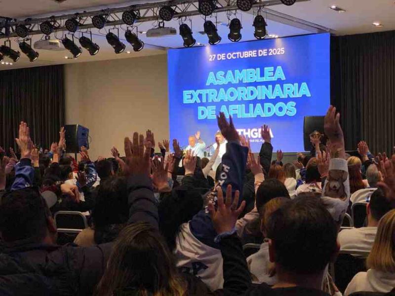 Barrionuevo moviliza a Gastronómicos frente a la Cámara del Trabajo para exigir la reanudación de las elecciones en la UTHGRA
