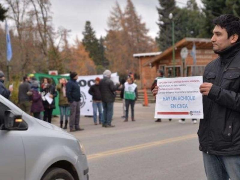 Denuncian vaciamiento y fuga de personal en el Complejo Atómico Bariloche, mientras el Gobierno insiste con su “Plan Nuclear”