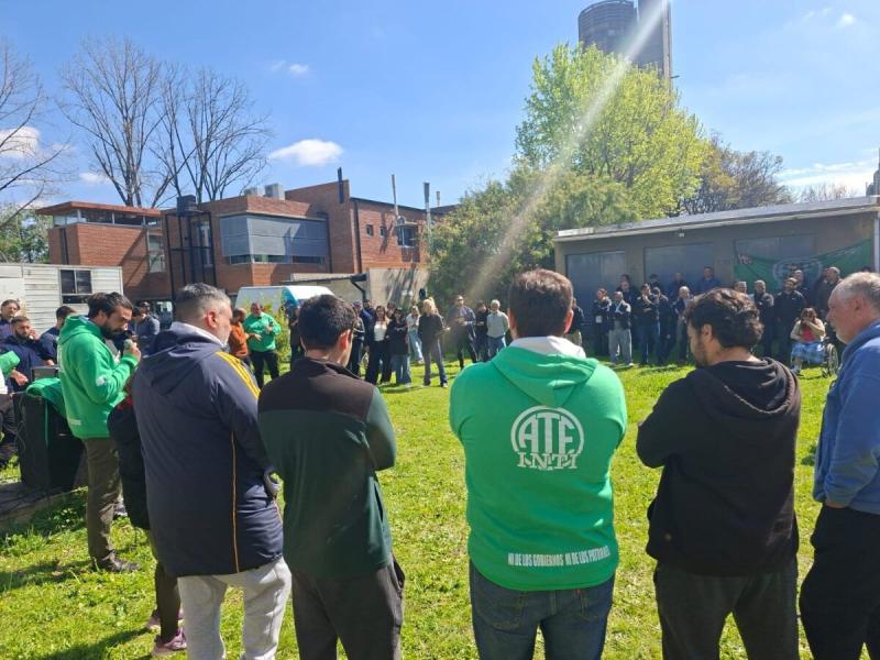Trabajadores del INTI reclaman aumentos tras quedar firme la cautelar que frenó los despidos