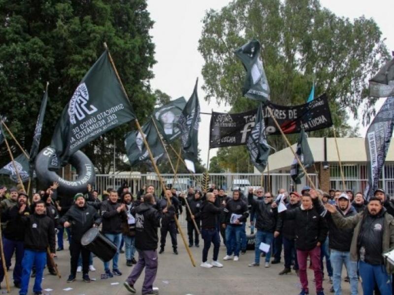 Crece la tensión en Fate: el SUTNA denuncia una “provocación” tras el ingreso de camiones escoltados a la planta de San Fernando