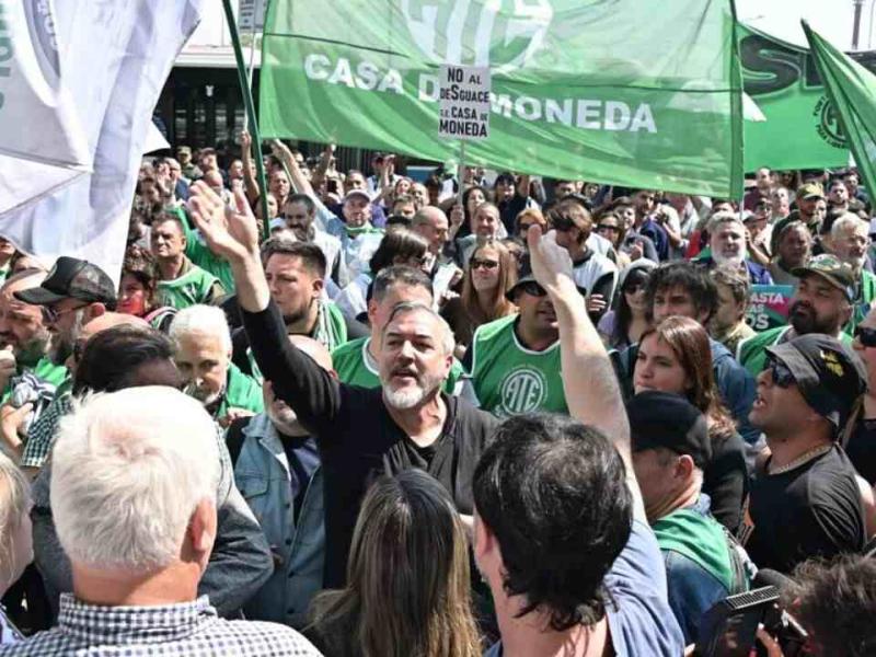 Aguiar celebró la postergación de la reforma laboral y llamó a profundizar la lucha con un paro activo
