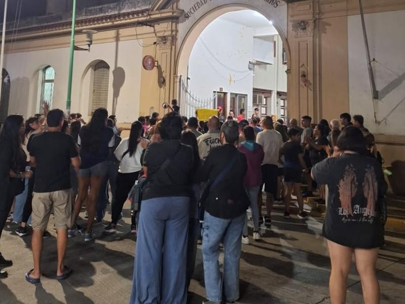 Ensenada: sirenazo, marcha y duros reclamos frente al Cuartel de Bomberos Voluntarios