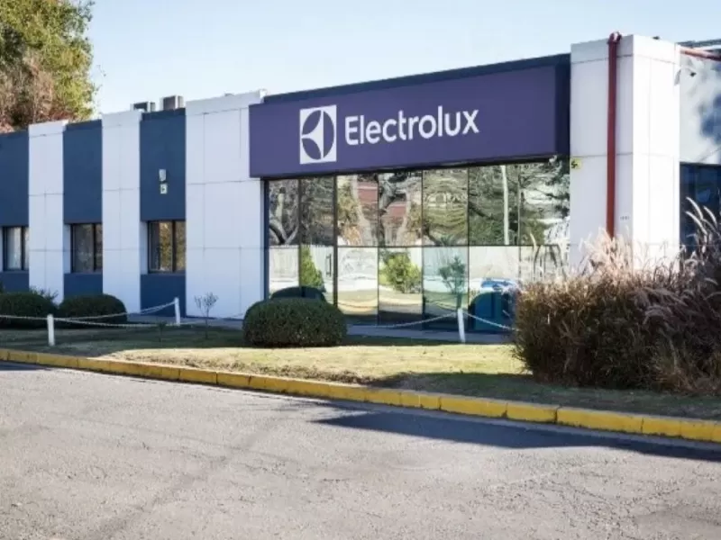 Electrolux deja de fabricar heladeras en Rosario y proyecta otros 80 despidos: crece el temor por la reforma laboral