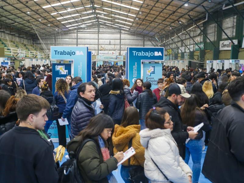 Diez mil personas se anotaron para 600 empleos en una Expo Empleo de la Ciudad y encendieron las alarmas sobre el mercado laboral