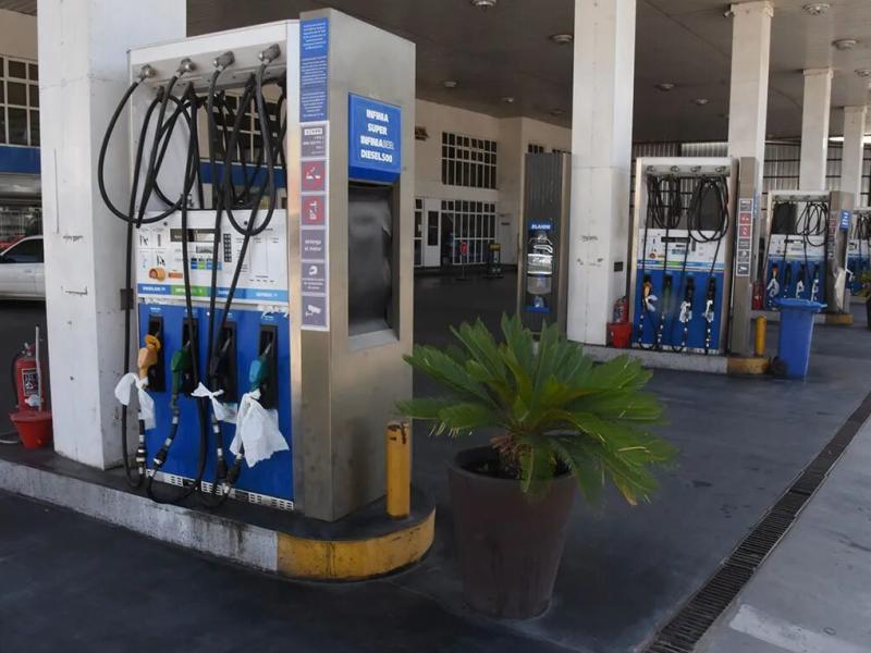 El salario pierde poder frente al combustible: cayó 17% en un mes medido en litros de nafta