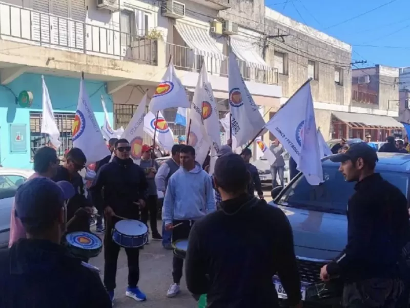 Crece el conflicto en el laboratorio Pyam de Gualeguaychú: trabajadores despedidos mantienen un acampe frente a la planta
