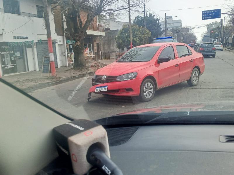 La Plata: Grave accidente entre auto y moto en la avenida 122