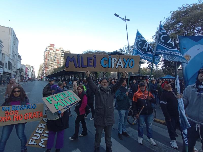 Rosario se movilizó contra Milei y las organizaciones sindicales lo declararon 'persona no grata'