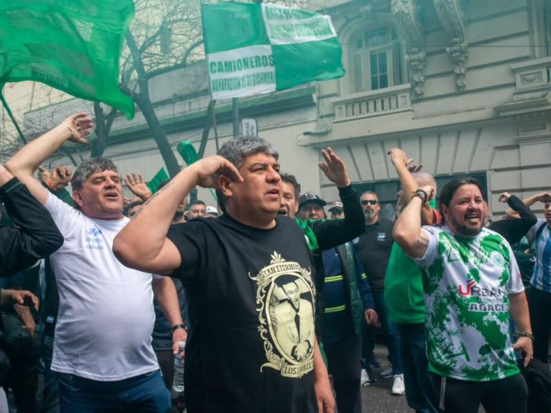 Pablo Moyano se mostró con el delegado agredido en Urbasur y tensó aún más la interna con Garnica y la conducción de Camioneros