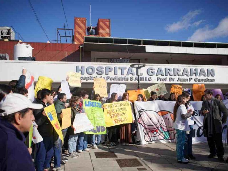 Despidos en el Hospital Posadas: el Ministerio de Salud profundiza su enfrentamiento con los gremios
