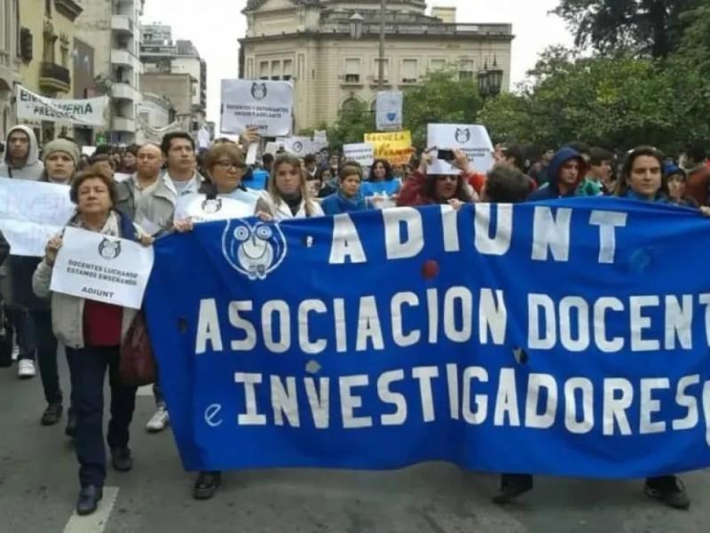 ADIUNT manifestó su rechazo al decreto provincial de las fuerzas en las escuelas