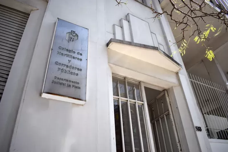 Franquicias inmobiliarias avanzan sin control: el Colegio de Martilleros de La Plata en la mira por su silencio y prácticas discriminatorias