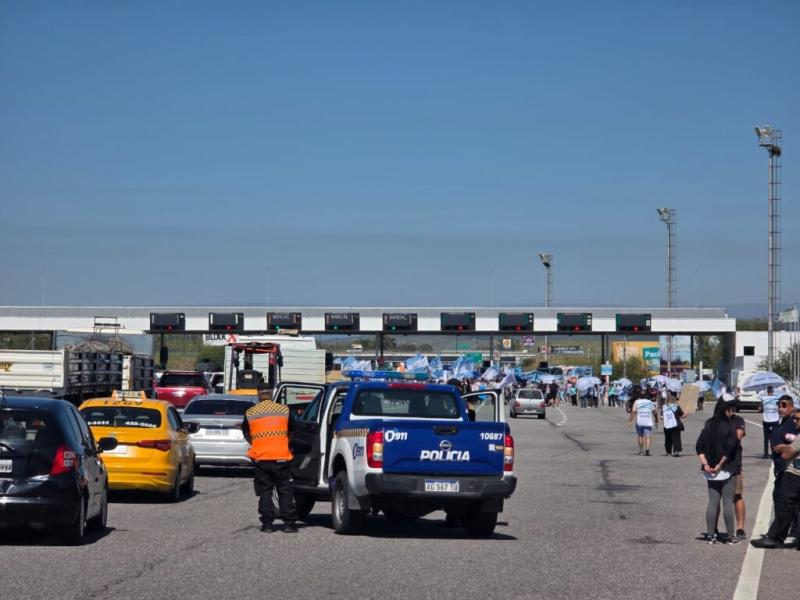 Gremios estatales de Córdoba protestaron en un peaje contra la reforma previsional provincial