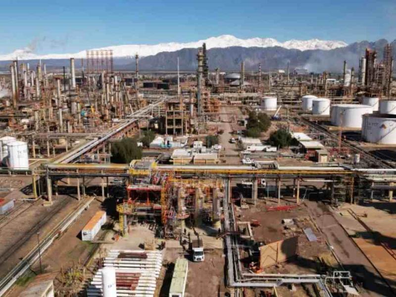 Conflicto en Mendoza: la UOCRA envía un delegado nacional a la refinería de YPF en Luján de Cuyo