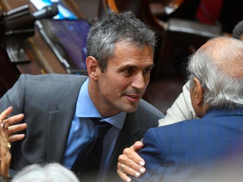 El socio de Martín Menem justificó pagos millonarios de OSPRERA, pero la investigación detectó compras de autos de alta gama