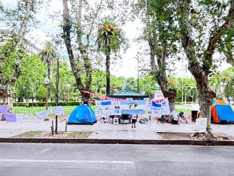 Enfermeros autoconvocados marchan en Santa Fe por un básico de $2 millones y mayor reconocimiento profesional