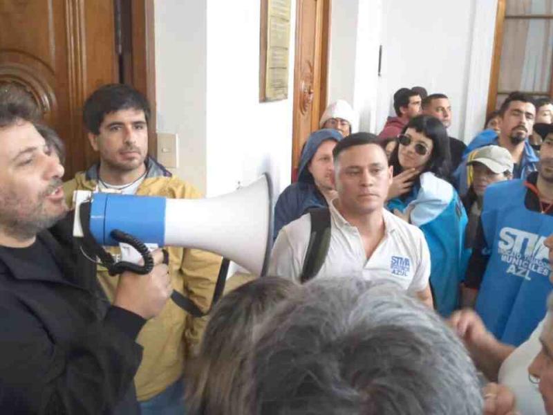 Tras una multitudinaria protesta, municipales de Azul obtuvieron el compromiso de cobrar el aguinaldo adeudado