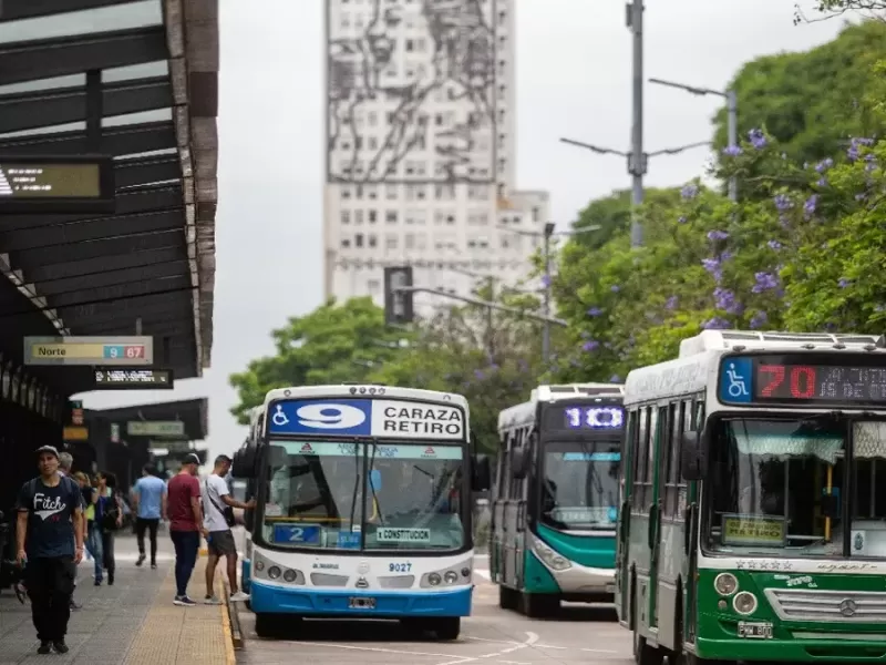 Pese al anuncio oficial de pagos, las empresas de colectivos mantienen la baja de frecuencias en el AMBA