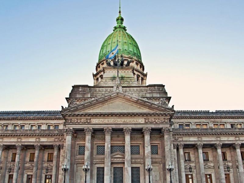 “Crecimiento sin empleo”: la economía se expande, pero se destruye trabajo de calidad