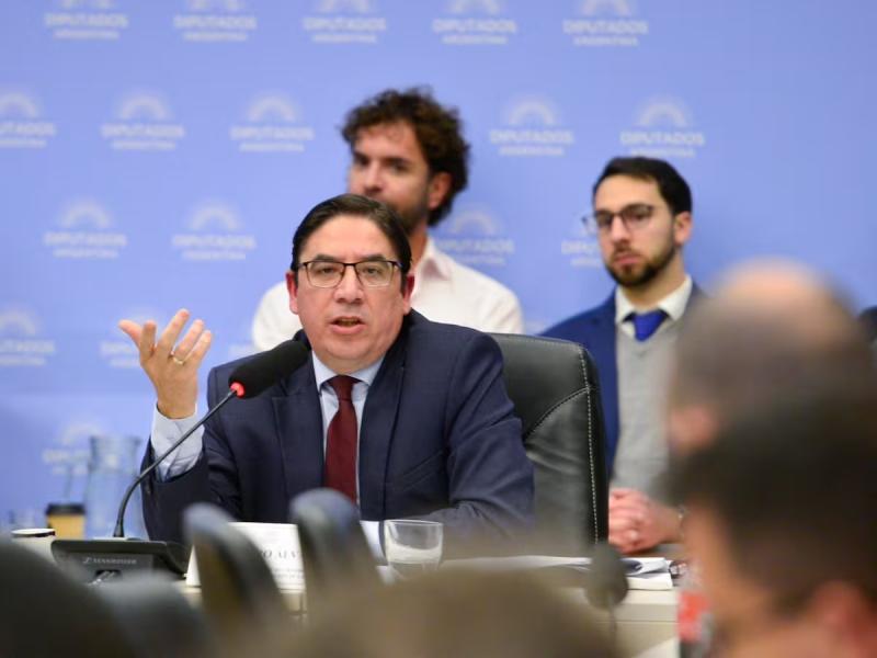 Alejandro Álvarez negó el desfinanciamiento universitario y acusó a los gremios de coordinar paros con fines de semana largos