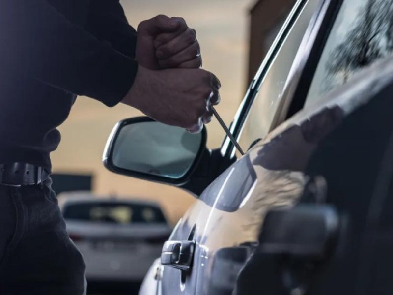 Robo vehicular en alza: crecen los asaltos en grupo, de noche y en la vía pública