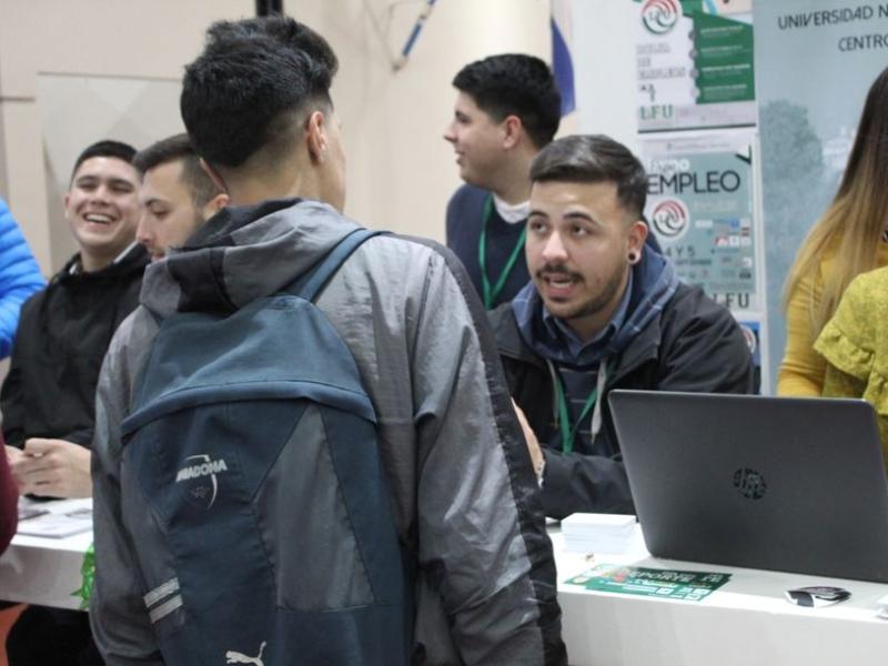 Jóvenes y empleo: apenas 1 de cada 7 consigue un trabajo formal y la desigualdad social profundiza la precariedad