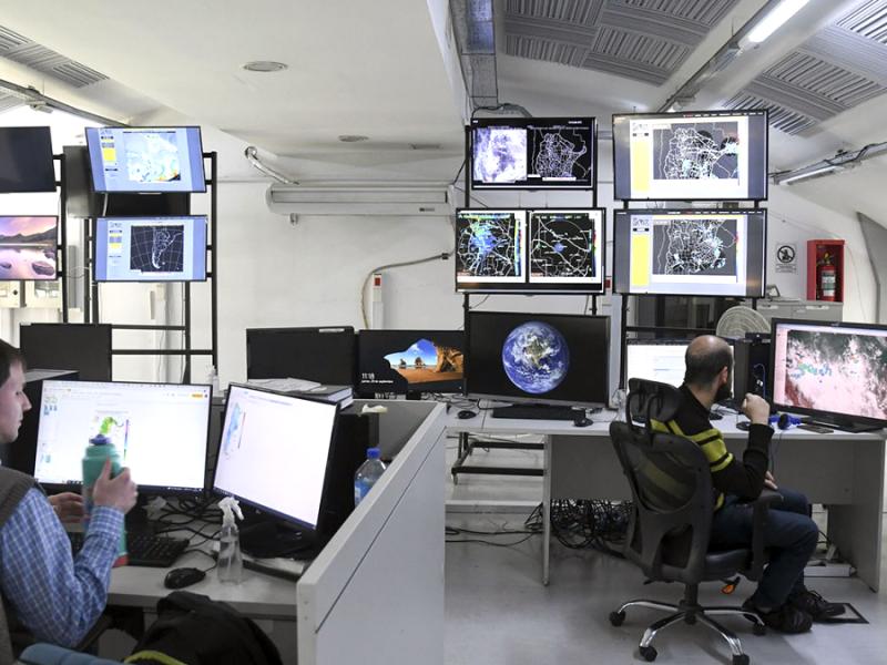 Denuncian un “apagón meteorológico” tras los despidos en el SMN y alertan por riesgos para la navegación aérea y marítima