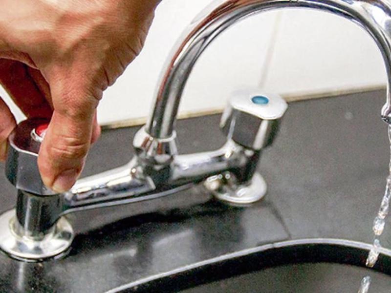 La Justicia extendió la prohibición de cortes de agua por falta de pago y frena el alcance del DNU 493/2025