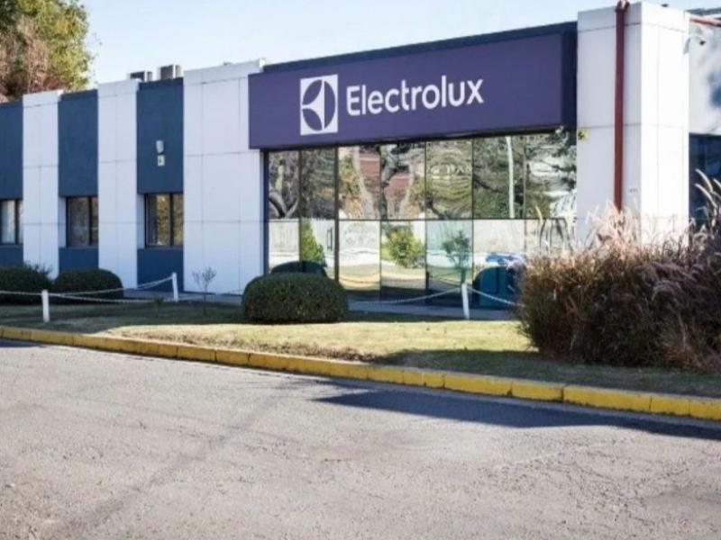 Electrolux deja de fabricar heladeras en Santa Fe y profundiza el ajuste: la planta quedaría con menos de 150 operarios