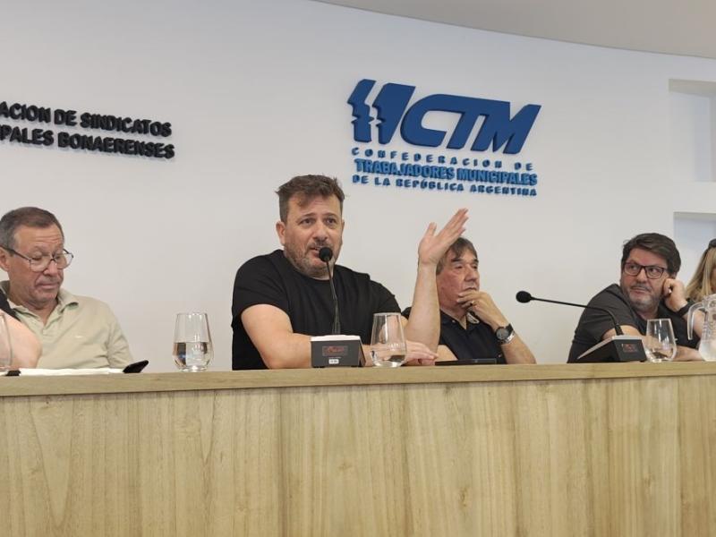 Doval cruzó a los intendentes por la precarización laboral: “No podemos hablar contra la flexibilización y tener el 80% de la planta precarizada”