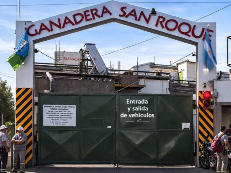 Conflicto en el frigorífico Ganadera San Roque: denuncian despidos, salarios impagos y planta paralizada
