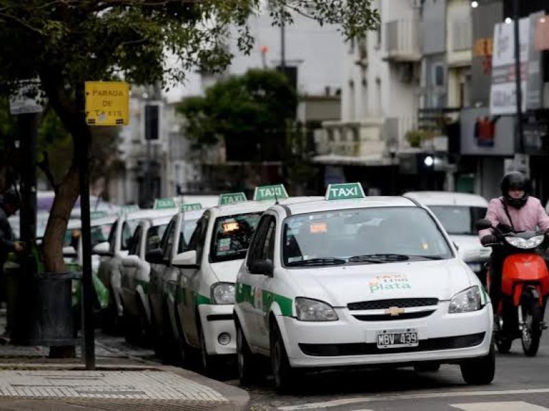 Taxistas platenses alertan por la caída de la actividad y reclaman medidas ante el avance de las aplicaciones