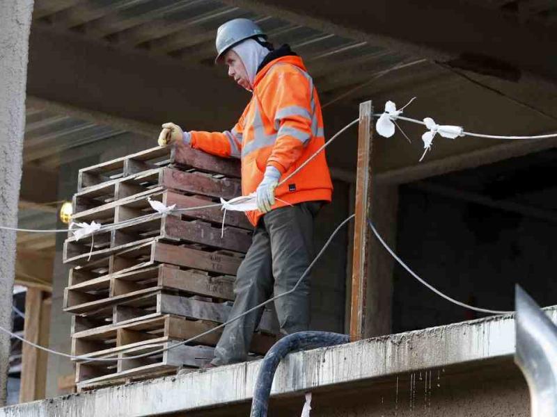 La UOCRA acordó subas trimestrales por debajo de la inflación y sumas fijas para amortiguar la pérdida salarial