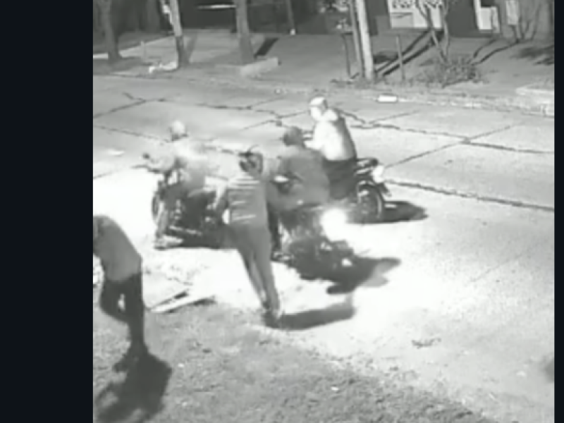 Violento robo a mano armada en La Plata: cuatro motochorros le sustrajeron la motocicleta a un hombre