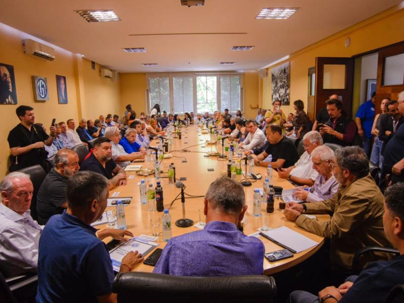 Gerardo Martínez negó avales a la reforma laboral, acusó a Sturzenegger de “mal intencionado” y reveló tensiones con la UIA en el Consejo de Mayo