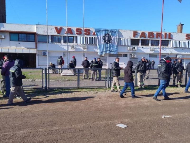 Trabajadores de Vassalli aceptaron volver a producir para finalizar una cosechadora y generar ingresos para la empresa