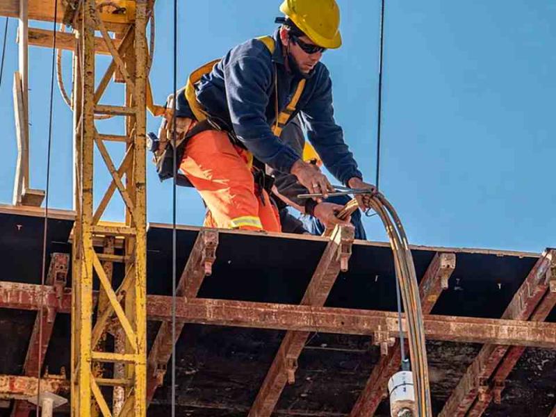 Informe de la UBA: el empleo registrado volvió a caer en abril y el salario mínimo perdió un 40% de poder adquisitivo desde fines de 2023