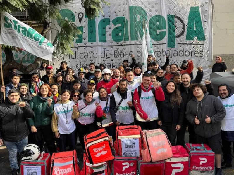 Repartidores de aplicaciones se suman a la protesta contra la reforma laboral: SiTraRepA denuncia que busca “legalizar el fraude laboral”
