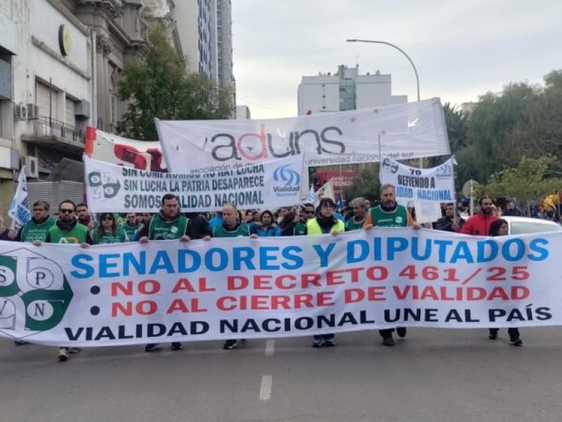 Multitudinaria protesta en Bahía Blanca: docentes y trabajadores viales se movilizaron contra el ajuste y el cierre de organismos