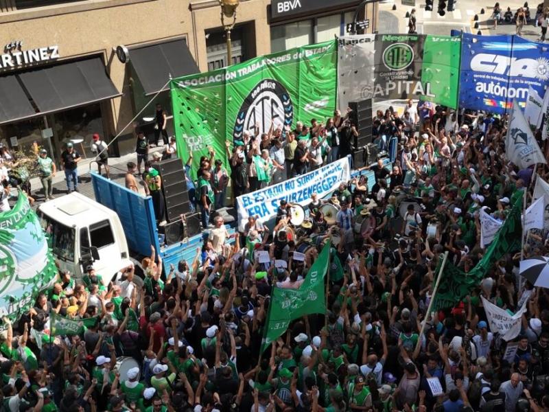 En un plenario de ATE, Aguiar llamó a “parar igual” aunque la CGT no convoque y aseguró que los trabajadores “tienen cobertura legal”