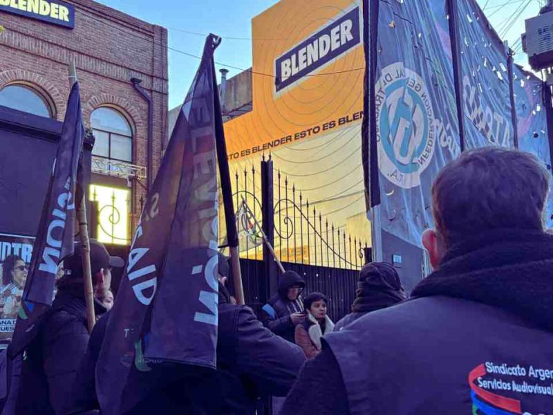 Trabajadores de prensa y televisión protestaron frente a Blender por despidos y reclamos salariales